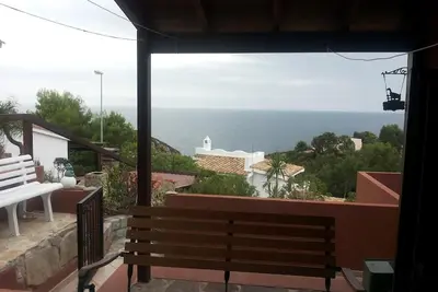 Petite maison Michela avec vue sur la mer, jardin et terrasse, parking disponible.