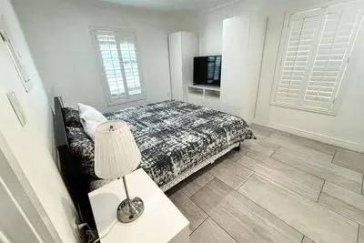 Image de Appartement moderne récemment rénové avec climatisation et parking
