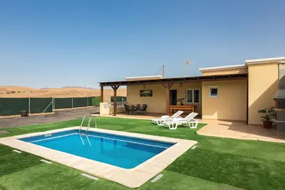 Image de Tranquille Villa Ralue avec piscine, terrasse et jardin
