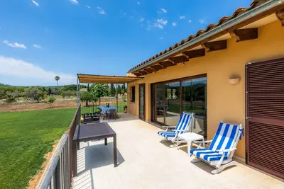 Image de Avec un grand jardin dans un endroit tranquille - Villa Es Clonanell