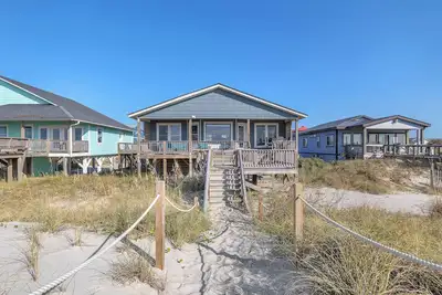Image de Big Cahoona Hill: Oceanfront Home with a Covered Porch