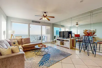 Image de Magnifique condo au bord de l'eau avec piscine partagée, bain à remous, salle de gym - accès à la plage!