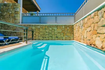 Image de Spacieuse maison Bahamas 1, Wi-Fi, piscine, balcon, terrasses et jardin. Stationnement sur place.