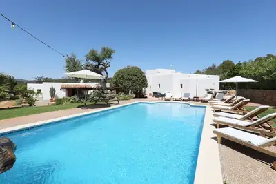 Villa onirique avec piscine d'eau salée, Wi-Fi, verger et vue sur la montagne ; Parking disponible