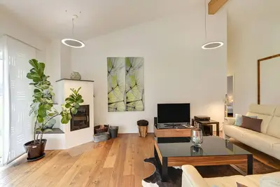 Image de Appartement de vacances de luxe avec Wi-Fi, cheminée, balcon, sauna et bain à remous