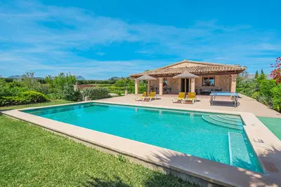 Image de Villa traditionnelle avec piscine privée et jacuzzi.