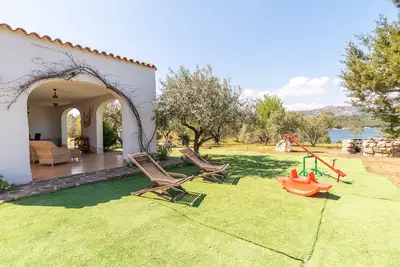 Image de Villa rustique avec Wi-Fi, climatisation et beau jardin