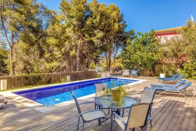 Image de Belle villa avec piscine, Wi-Fi et terrasse ; emplacement idéal ; parking disponible.