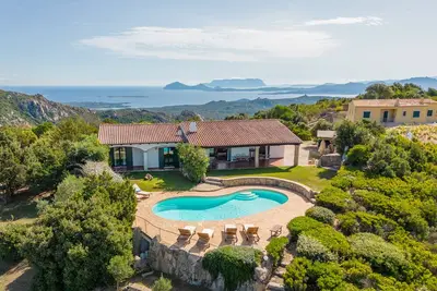 Image de Maison de vacances avec Wi-Fi, piscine, jardin et vue sur la mer ; Parking disponible