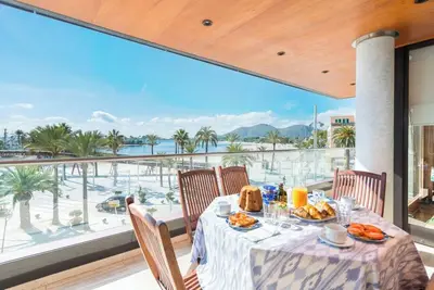 Image de Appartement luxueux avec Wi-Fi, balcon et vue sur la mer