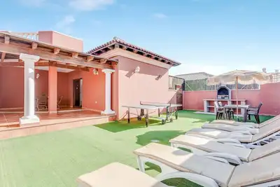 Image de Villa spacieuse \"Don Rodrigo\" avec Wi-Fi, jardin, terrasse et piscine