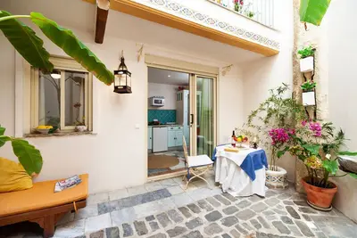 Image de Studio \"Gloria 1\" près de la plage avec terrasse, cour andalouse et Wi-Fi