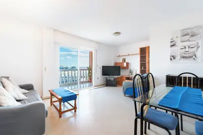 Image de Appartement Canales en centre ville avec connexion Wi-Fi, climatisation et balcon ; parking disponible