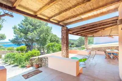 Image de Chalet méditerranéen avec jardin, terrasse et vue sur mer ; parking disponible, animaux domestiques admis.
