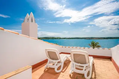 Image de Casa Ullastre de Fornells - Maison située en bord de mer, avec terrasse et vue sur la mer ; parking dans la rue