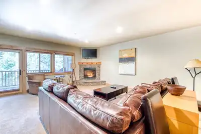 Image de Luxueux condo Collins Lake avec équipements mis à jour, piscine partagée et accès facile aux pistes de ski!
