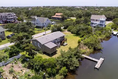 Image de Floundering Around: Canal front cottage perfect for your next fishing trip.