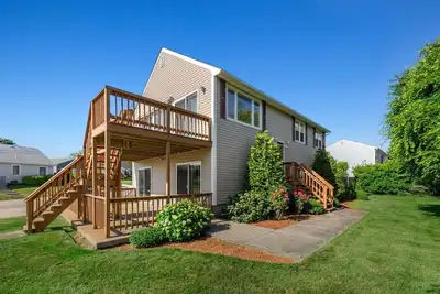 Image de Marchez jusqu'à la plage de Roger Wheeler / Sand Hill Cove depuis cette maison spacieuse de 4 chambres, 2 chambres!