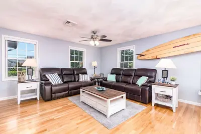 Image de Situé au coeur de la jetée de Narragansett, spacieux, magnifique et à quelques pas de tout!