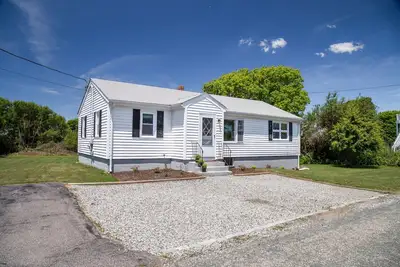 Image de Courte promenade jusqu'à la plage Roger Wheeler / Sand Hill Cove Beach!