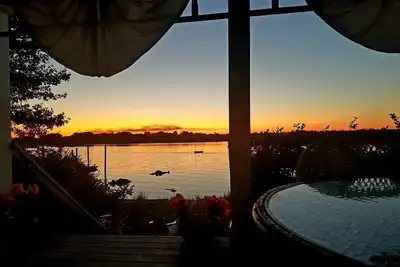 Image de Maison au bord de l'eau avec quai sur Point Judith Pond!