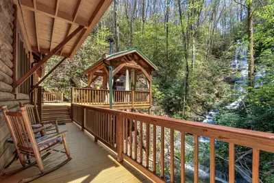 Image de Private waterfall view, lofty with luxury details, pool table + jetted tub