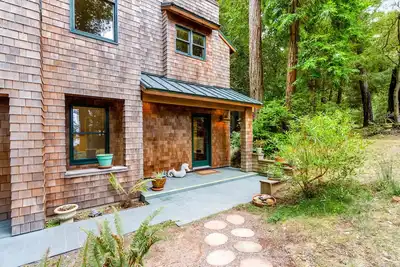 Image de Maison boisée sur mesure avec baignoire à jets, terrasse et piscines / saunas partagés!