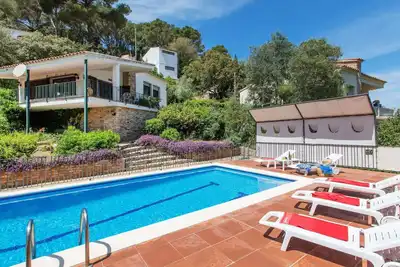 Image de Belle maison de vacances privée pour 6 personnes avec piscine privée, Tv, patio et parking