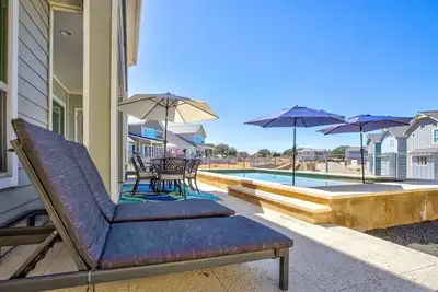 Image de Maison Neuve de luxe avec piscine privée chauffée! Glissement de bateau sur demande!