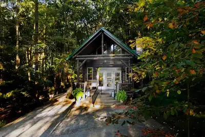 Image de Britannique Woodlands Lakeside Chalet