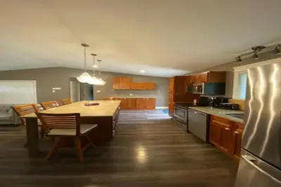 Image de Cozy Ranch Bungalow w/HotTub, 30+ day stays!