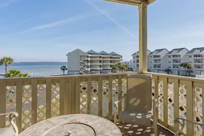 Image de Comfy, Cozy Beach Condo with Bay Views and white sand beach, Pool & Parking-Bwc7