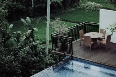 Image de Piscine privée de la rivière 6 Br - Convient pour le petit-déjeuner familial et inclusif.