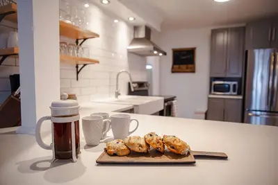 Image de Ferme Bdrm River Heights avec 2 très grands lits!
