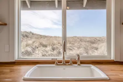Image de Rénové Oceanfront Beach House avec salle de jeux situé à Bayshore