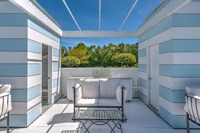 Image de Elegant Watefront home with Oversized Gunite Heated Pool, Tennis, Living. . .