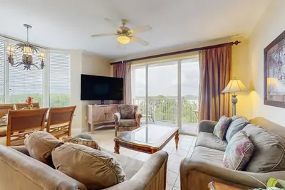 Image de Condo chic au bord du lac, avec piscine partagée, bain à remous et centre de fitness - près de Disney!