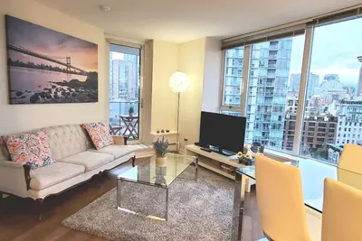 Image de Vue Impressionnante / UNITÉ De 3 Lits Super Propre + Parking gratuit