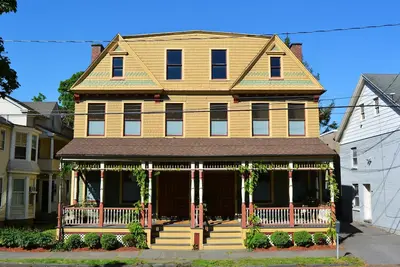 Image de Explorez Uptown Kingston depuis l'historique Bau Guesthaus