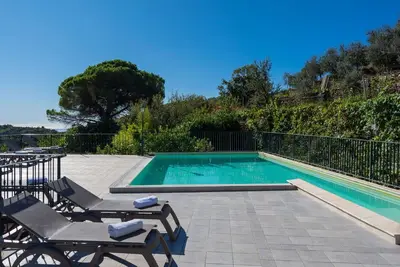 Image de Bel appartement pour 4 personnes avec Wifi, bain Ă remous, piscine, Tv, patio et parking