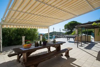 Image de Joli appartement avec bain à remous, piscine privée, climatisation, Wifi, Tv, patio et parking