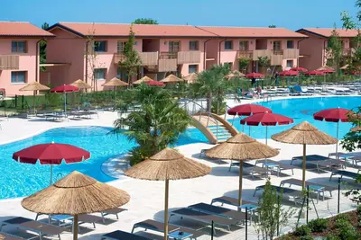 Image de Appartement avec climatisation, bain à remous, Wifi, piscine, Tv, terrasse, animaux admis, parking