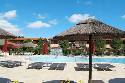 Image de Appartement avec piscine, bain à remous, Wifi, climatisation, Tv, terrasse, animaux admis, parking