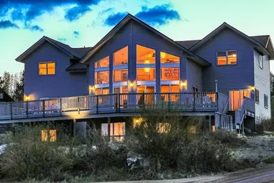 Image de 8 chambres / 8 salles de bain Lodge récemment rénové 6500+ sq ft