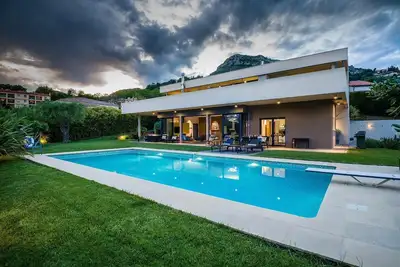 Image de Contemporaine luxueuse avec piscine privée, plein Sud, proche de la ville à pied