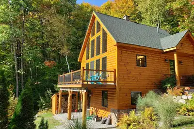 Image de La retraite de la cabine de l'artiste Ă Powder Ridge donnant sur Sunday River Resort