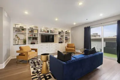 Image de ⛳️ Perfect Penthouse! Downtown, Secluded Terrace Putt-Putt, Ping Pong, Outdoor Chess+Checkers!