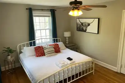 Image de Cozy Historic Main Street 2br w \/ Screened-in Porch