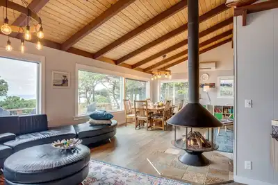 Image de South Beach Newport, Ocean Front, Dog Friendly, pour 11 personnes! Nuit gratuite!