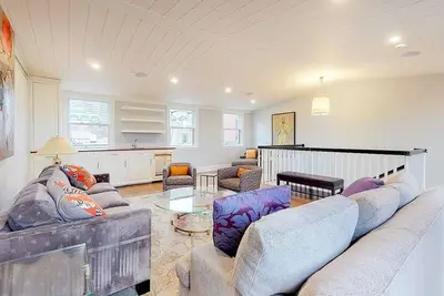 Image de Newly renovated home with four bedrooms